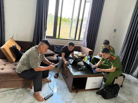 Công an triệu tập người cha xích con trong căn phòng bẩn thỉu
