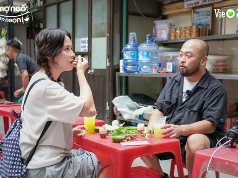 "Mợ ngố" Song Ji-hyo du hí TP HCM, sốc khi ăn trứng vịt lộn