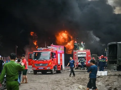 Cháy lớn tại Đà Nẵng, cột khói cuồn cuộn sau Bệnh viện Hòa Vang