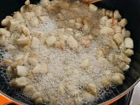 Loại thực phẩm chứa cholesterol hại sức khỏe gấp 4 lần mỡ lợn, nhiều người Việt lại ăn vô tư