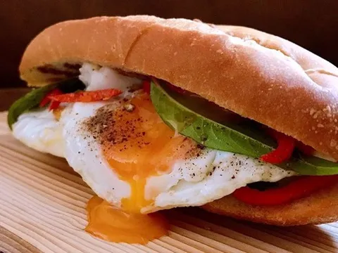 Ăn sáng thường xuyên với bánh mì trứng, điều gì sẽ xảy ra với sức khỏe?