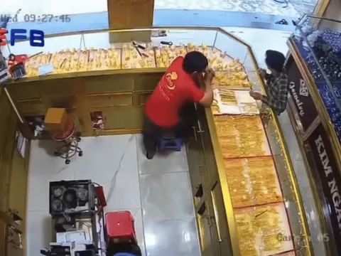 Clip: Thanh niên vờ xem vàng rồi giật phăng và bỏ chạy, xem cái kết ai cũng hả hê