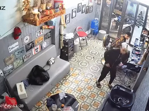 Thanh niên đang ngồi đợi cắt tóc, diễn biến tiếp đó khiến ai cũng bất ngờ