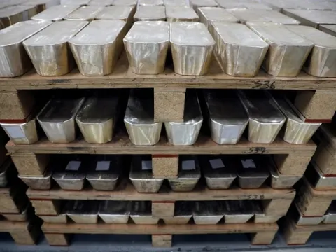 Giá bạc lần đầu vượt mốc 100 triệu đồng/kg