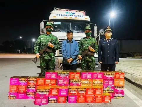 Giấu hơn 1,6 tạ pháo lậu quanh xe container chờ nhập cảnh ở Quảng Ninh