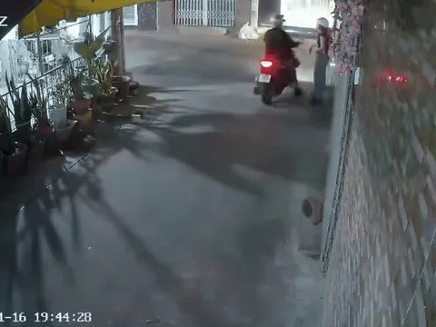 Cô gái đứng trong con hẻm và diễn biến đáng sợ tiếp đó được camera ghi lại