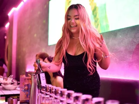 Cách 'sống sót' qua bữa tiệc tất niên bia rượu