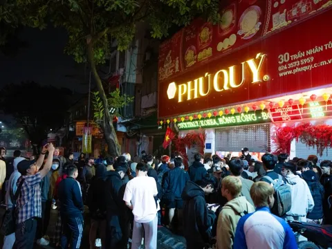 Ngày Vía Thần Tài: Khách đội mưa xếp hàng hơn 10 tiếng chờ mua vàng, xuất hiện thiết bị đặc biệt tại cửa hàng Trần Nhân Tông