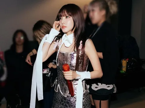 Dara (2NE1) mặc đồ bơi hai mảnh khoe vóc dáng nóng bỏng