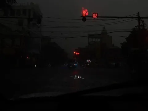 Bầu trời tối om lúc giữa trưa thu hút quan tâm