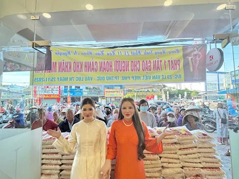 1 tấn gạo được được Hoa hậu Nhân ái Nguyễn Thị Bình trao tặng cho bà con khó khăn nhân dịp sinh nhật