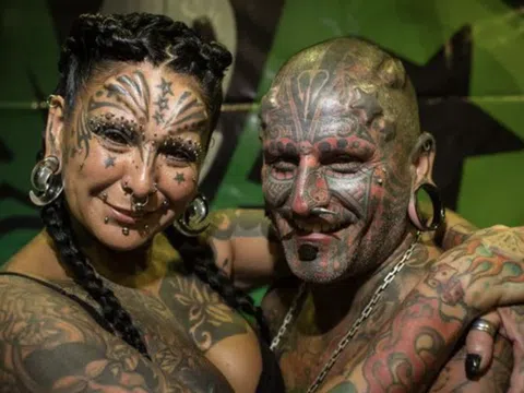Biến đổi cơ thể thành "quỷ Satan", cặp đôi thực hiện hơn 90 lần phẫu thuật kinh dị, gây tiếc nuối khi công bố ảnh thời xưa