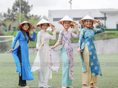 Đồng đội của Huỳnh Như ở CLB Lank phấn khích với tà áo dài Việt Nam