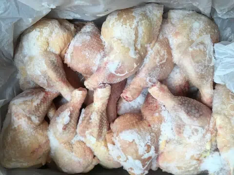 Mê đùi gà, thích thịt dai, người Việt ăn hàng ngàn tấn gà thải loại nhập về