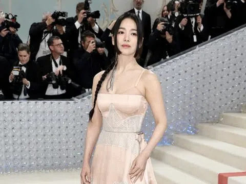 Song Hye Kyo đẹp như nàng thơ, gây chú ý tại Met Gala 2023