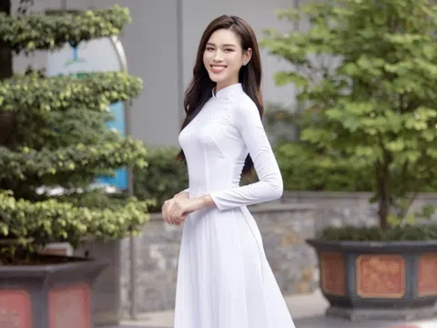 Chụp ảnh ở sân trường, Hoa hậu Đỗ Thị Hà khoe nhan sắc trong veo với áo dài