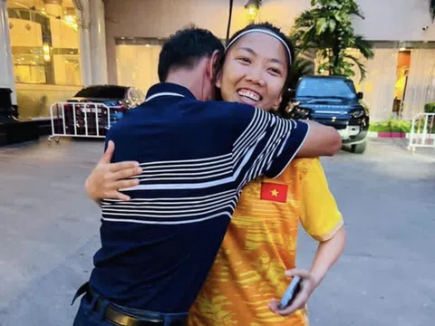 Xúc động khoảnh khắc Huỳnh Như được bố ôm vào lòng, động viên trước trận bán kết tại SEA Games 32