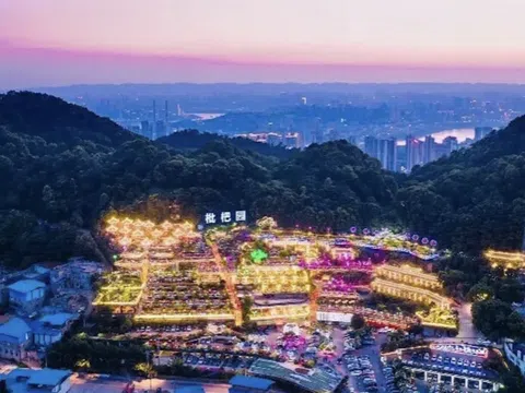 Ngỡ ngàng nhà hàng lẩu lớn nhất thế giới tại Trung Quốc: Chiếm gọn ngọn đồi phục vụ gần 6.000 người, tìm chỗ giữa 800 bàn là cả thử thách, khách than ‘ăn xong xuống bãi xe đã đói’