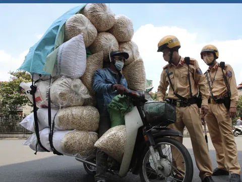 Tài xế xe máy chở "núi hàng" nặng 200kg, đi bằng cảm giác trên phố Hà Nội