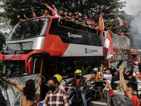 U22 Indonesia diễu hành xe bus, biển người đổ ra đường ăn mừng cuồng nhiệt