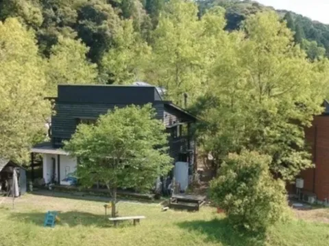 Gia đình 5 người ở trên núi suốt 10 năm, tự làm nhà để sống gần gũi với thiên nhiên