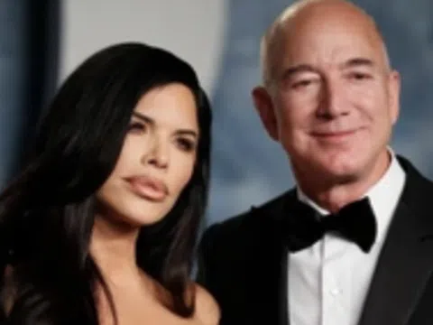 Tỷ phú Jeff Bezos đính hôn với bạn gái: Bữa tiệc diễn ra trên du thuyền 500 triệu USD, nhẫn kim cương có giá khoảng 2,5 triệu USD