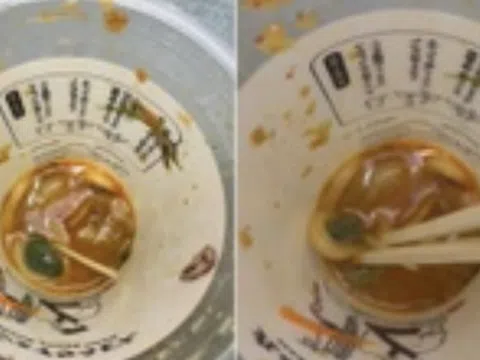 Ăn gần hết cốc mì, thực khách Nhật phát hiện con ếch sống