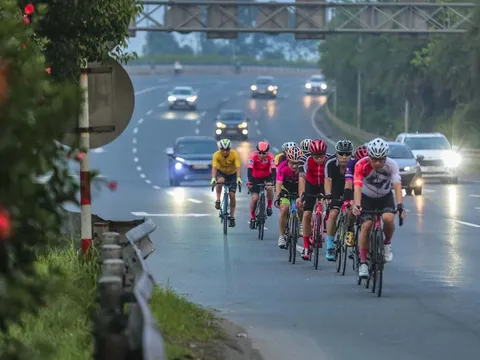 Hà Nội: Những đoàn xe đạp "chạy đua với tử thần" trên đường Võ Nguyên Giáp