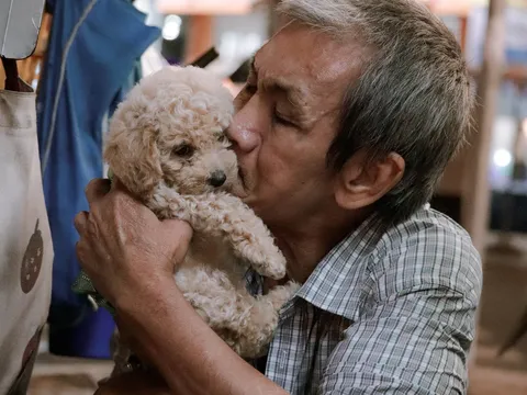 Góc bình yên giữa Sài thành của người bán vé số câm điếc và "2 đứa cháu cưng"