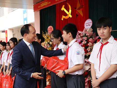 Chủ tịch HĐND Thành phố Nguyễn Ngọc Tuấn dự khai giảng năm học mới tại huyện Gia Lâm