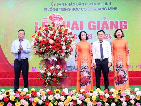Phó Bí thư Thành ủy Nguyễn Văn Phong dự lễ khai giảng tại Trường THCS Quang Minh, huyện Mê Linh