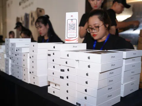 Hàng nghìn người Việt xếp hàng nhận iPhone 15 lúc nửa đêm