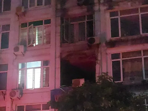 Hà Nội: Cháy nhà 5 tầng lúc rạng sáng, 2 người may mắn thoát nạn