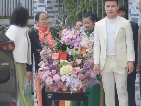 Quang Hải diện suit trắng bảnh bao đi hỏi cưới Chu Thanh Huyền