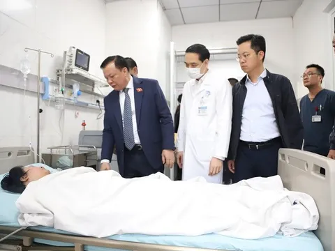 Bí Thư Thành ủy Đinh Tiến Dũng thăm hỏi, động viên nạn nhân vụ cháy tại phố Hàng Lược