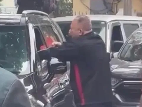Công an Hà Nội thông tin vụ người đàn ông thò tay vào ô tô đấm tài xế