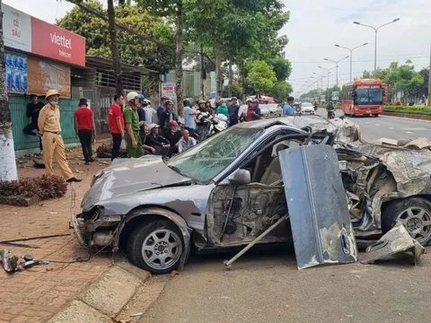 Ô tô tông vào lề đường, 3 người bị thương nặng