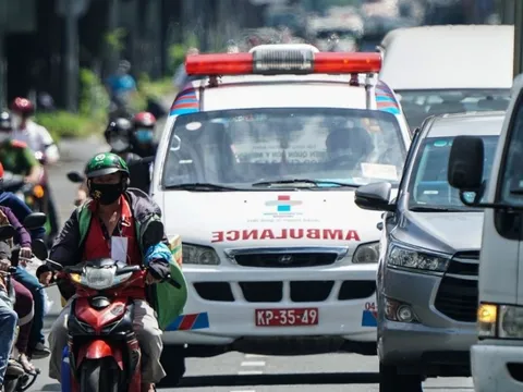 Xe cứu thương chạy ngược chiều trên cao tốc có vi phạm luật?