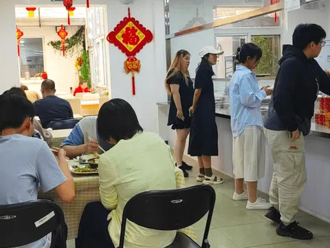 Vì sao giới trẻ Trung Quốc đổ xô đi ăn cơm tại căng tin của người già?