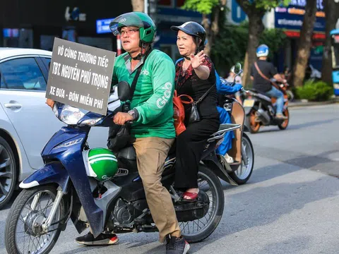 Tài xế xe ôm ở Hà Nội chở người dân miễn phí tới nơi viếng Tổng Bí thư Nguyễn Phú Trọng: "Nhiều người ở tỉnh xa không biết đường"