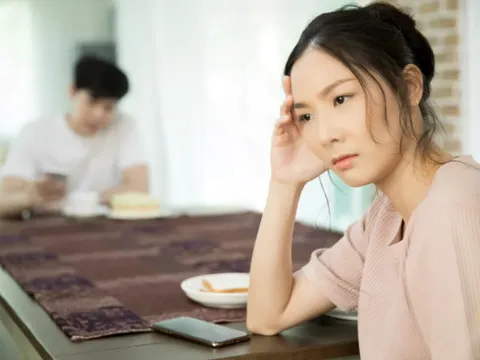 Vợ tính phí mỗi lần nói chuyện hoặc chăn gối, chồng im lặng 2 năm rồi ly hôn