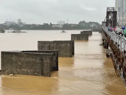 Hà Nội báo động lũ khẩn cấp, cảnh báo ngập lụt mở rộng