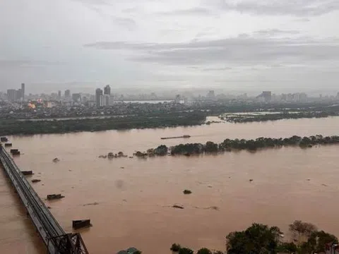 Lũ trên sông Hồng tại Hà Nội đang lên rất nhanh