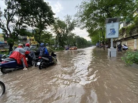 Mưa lớn đầu tuần, đường phố Hà Nội lại ngập