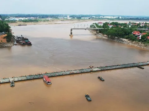 6h sáng nay cầu phao Phong Châu bắt đầu hoạt động