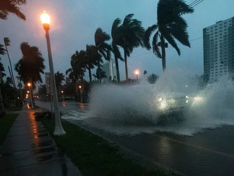 CẬP NHẬT siêu bão Milton đã chính thức đổ bộ Florida (Mỹ): Mưa lớn "1.000 năm 1 lần" xuất hiện, đã có những thương vong đầu tiên