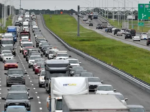 Người Việt ở Florida ngồi trên ô tô 12 tiếng đi tránh siêu bão Milton