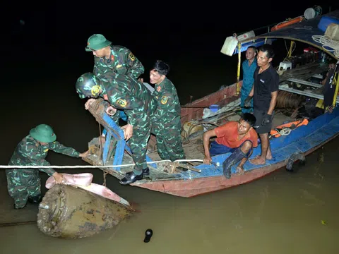 Trục vớt thêm một quả bom 'ngủ quên' nặng hơn 1,3 tấn gần cầu Long Biên