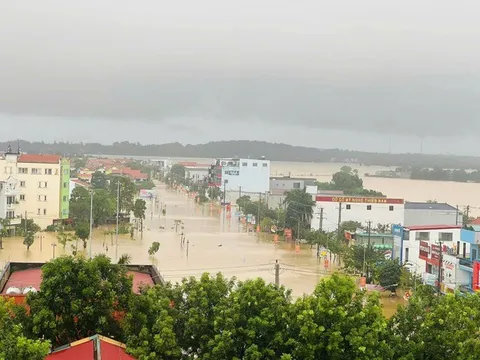 Bão số 6 quét qua miền Trung: 4 người tử vong, cây đổ la liệt, hàng nghìn ngôi nhà chìm trong biển nước