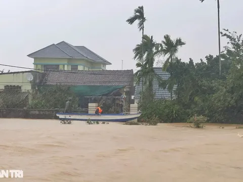 Nhiều làng ở Quảng Bình mênh mông nước, người dân lo tái diễn lũ lịch sử